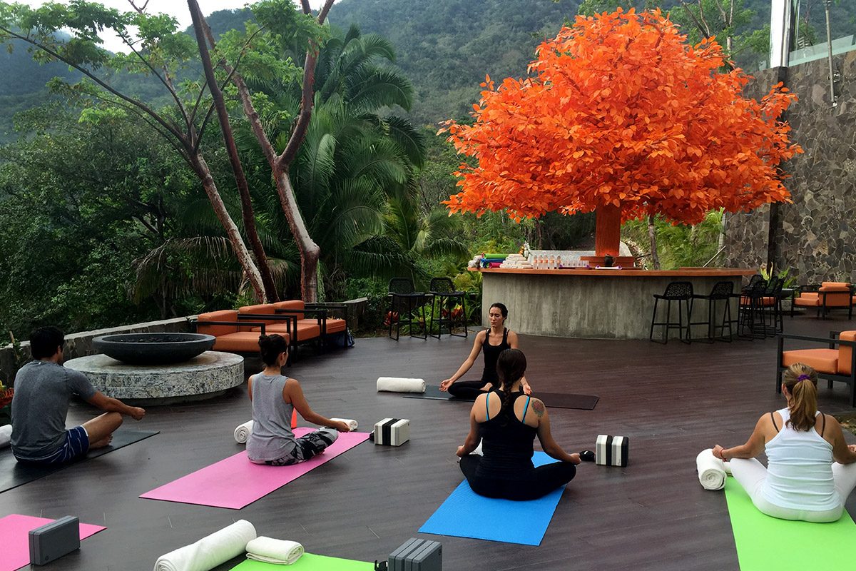 Yoga Actividades en Hotel Mousai.