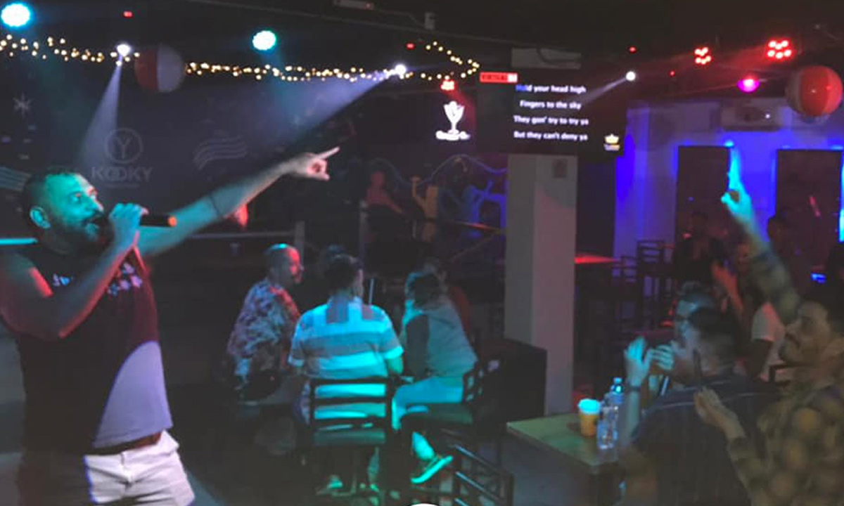 Persona cantando en un karaoke de Puerto Vallarta