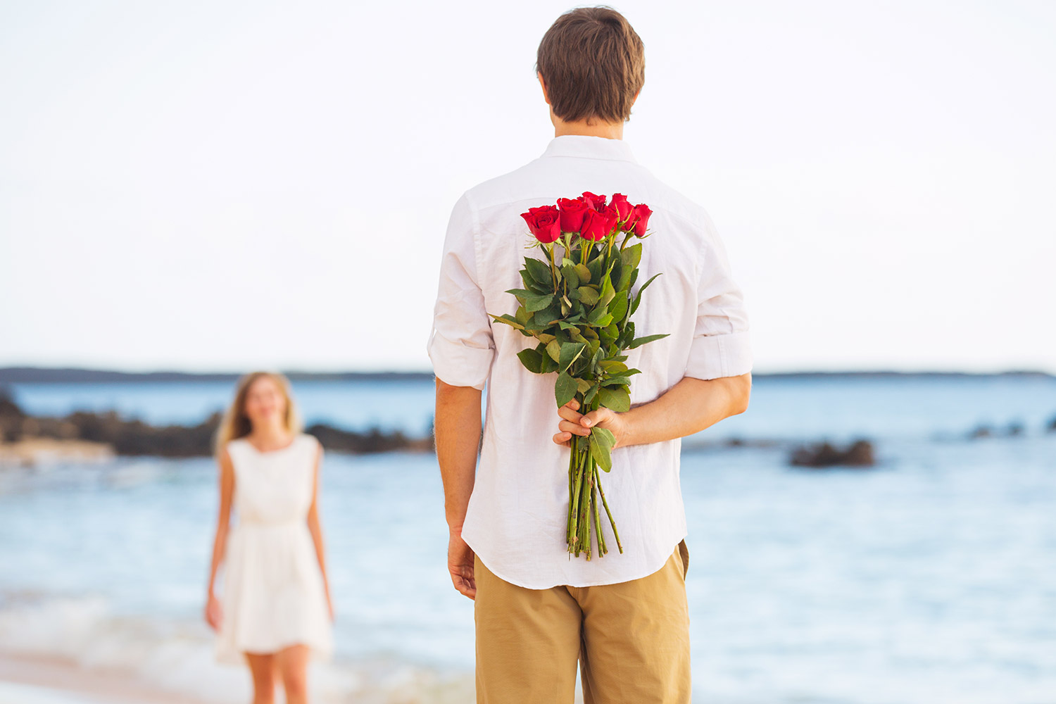 Какие цветы к отношениям. Мужчина дарит цветы. Букет для мужчины. Дарит цветы романтика. Парень дарит девушке цветы.