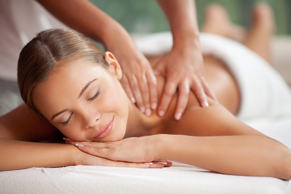 Mujer disfrutando de un masaje relajante 